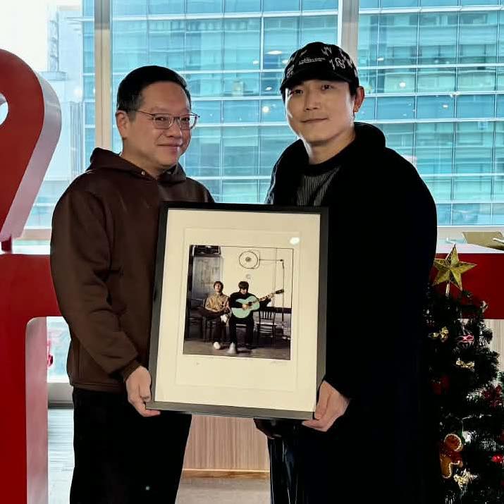 OASIS 攝影集入手！